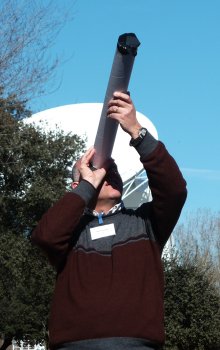 Učitelé s ručně vyrobenými spektroskopy pozorují Slunce