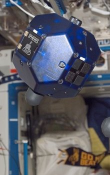 Robotické koule SPHERES na palubě ISS.
