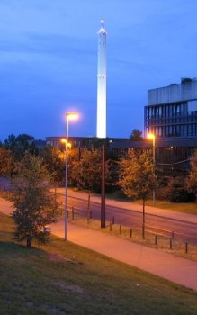 Pohled na pádovou věž v areálu Univerzity v Brémách.