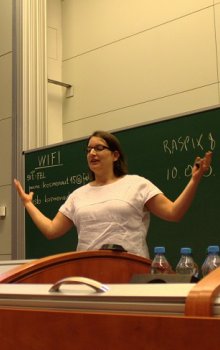 Tamara Bandíková z Leibniz Universität v Hannoveru vysvětluje příležitosti studia a uplatnění v Německu.